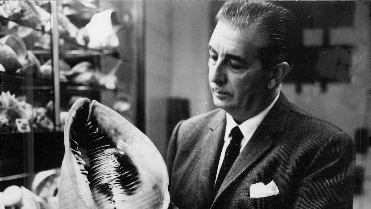 Benjamín Sisterna examinando un caracol en una fotografía histórica