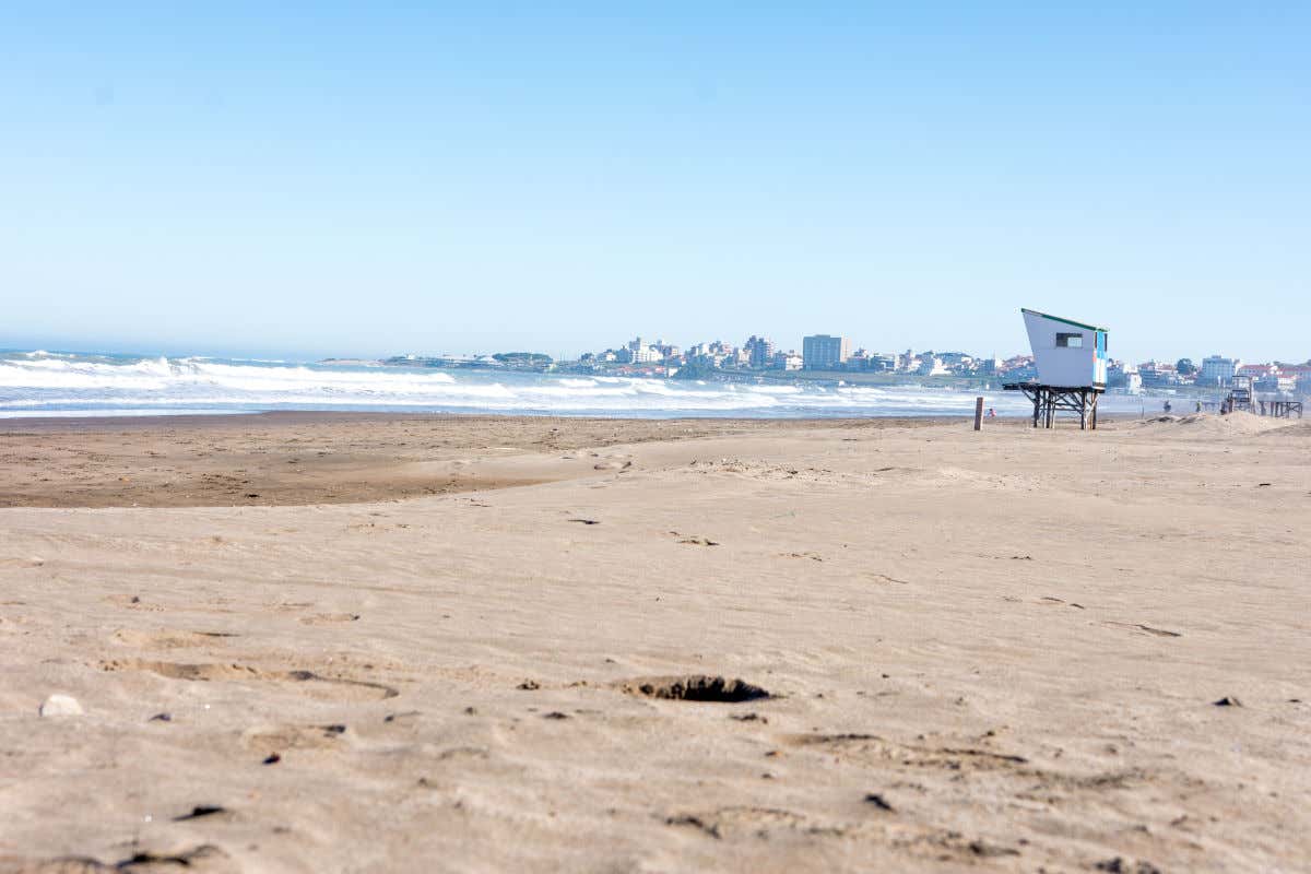 Playa Serena de Mar del Plata con arena, olas y ciudad al fondo