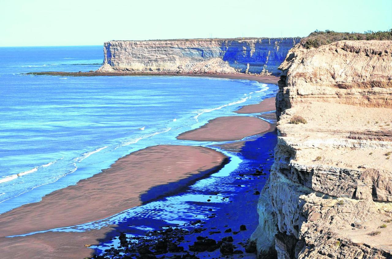 Acantilados de Los Acantilados Mar del Plata con arena y oleaje