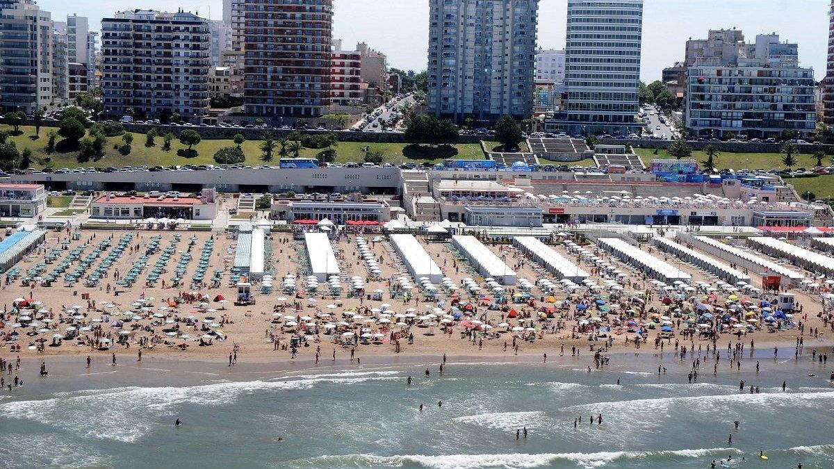 Balnearios de Playa Grande Mar del Plata con carpas blancas y sombrillas