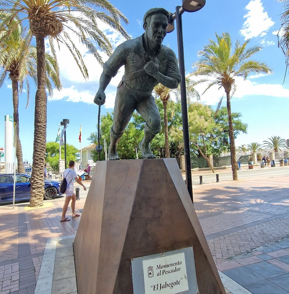 Escultura de bronce del pescador en la zona de Punta Iglesia Mar del Plata